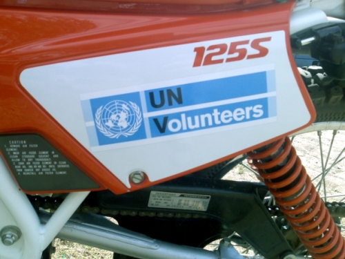 Os voluntários da ONU andam de mota!